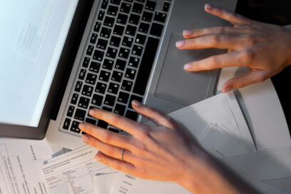 Mains qui pianotent sur clavier d'ordinateur - Agrandir l'image, fenêtre modale